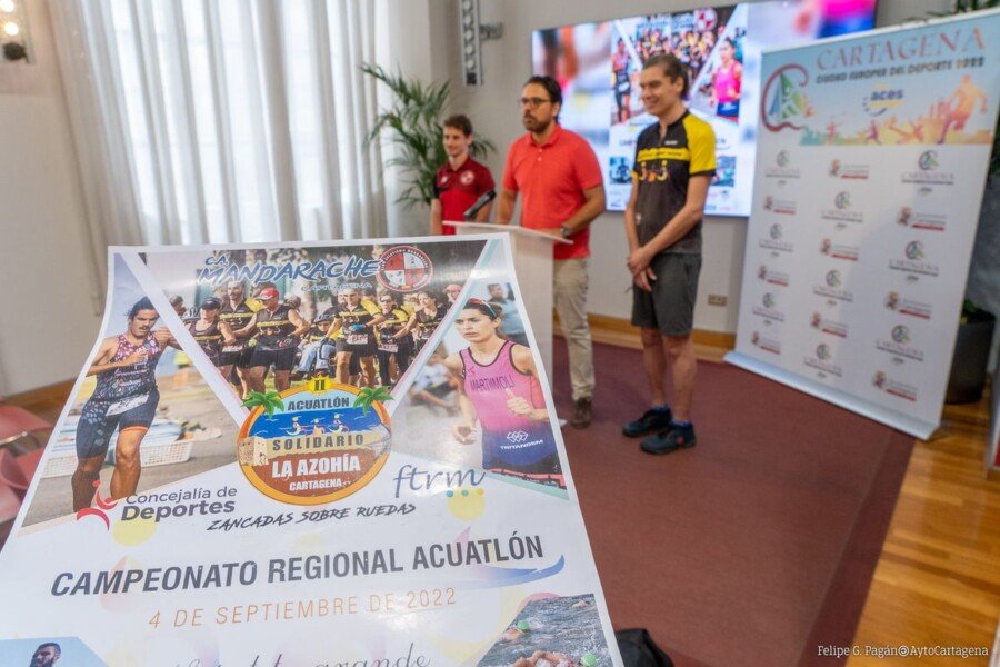 El deporte y la solidaridad se dan la mano en el II Acuatlón La Azohía, a beneficio de Zancadas sobre ruedas