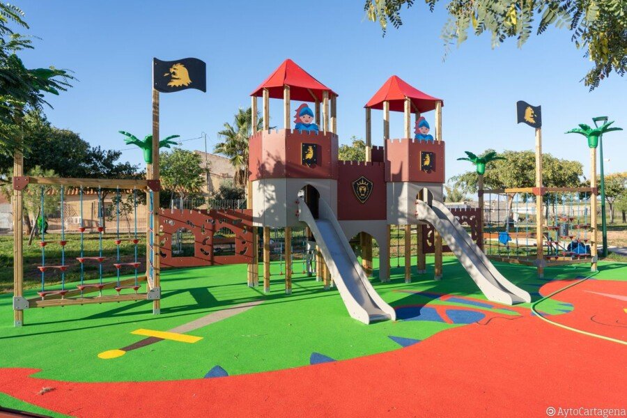 El Ayuntamiento arreglará cinco parques infantiles en Pozo Estrecho, La Aljorra y Molinos Marfagones