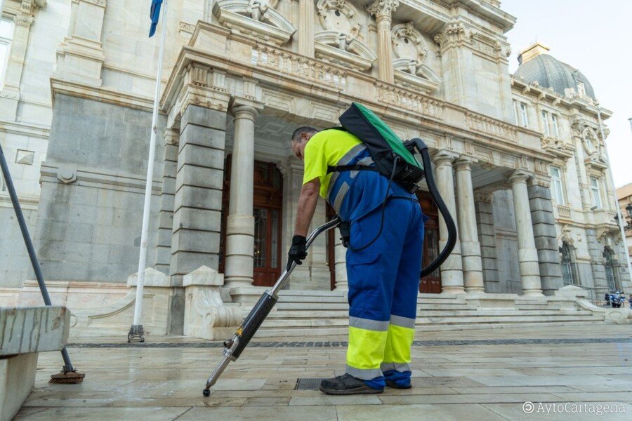 Dos máquinas ‘quitachicles’ comienzan a limpiar las zonas peatonales de la ciudad