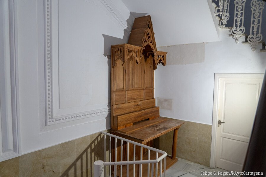 El taller municipal de restauración recupera un retablo neogótico, ubicado en la capilla de la plaza de toros de Cartagena El taller municipal de restauración recupera un retablo neogótico, ubicado en la capilla de la plaza de toros de Cartagena