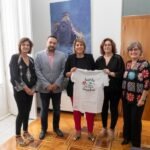 El Ayuntamiento se une a la campaña de camisetas solidarias de APANDA bajo el lema ‘La Vida es Cool’