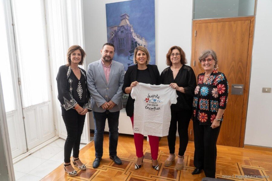 El Ayuntamiento se une a la campaña de camisetas solidarias de APANDA bajo el lema ‘La Vida es Cool’