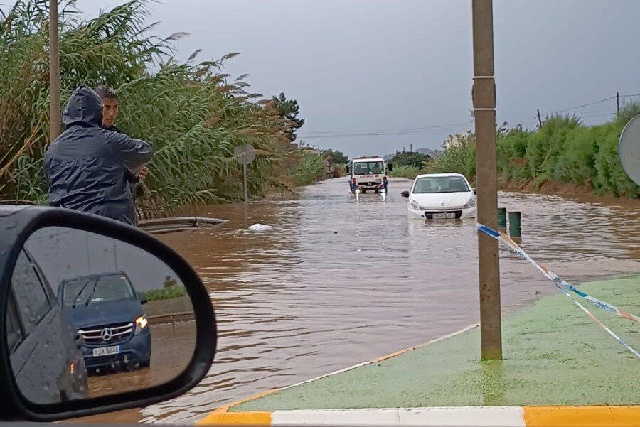 Lluvias de más de 100 litros por metro cuadrado producen cortes de carretera y rescate de vehículos en el Campo de Cartagena Lluvias de más de 100 litros por metro cuadrado producen cortes de carretera y rescate de vehículos en el Campo de Cartagena