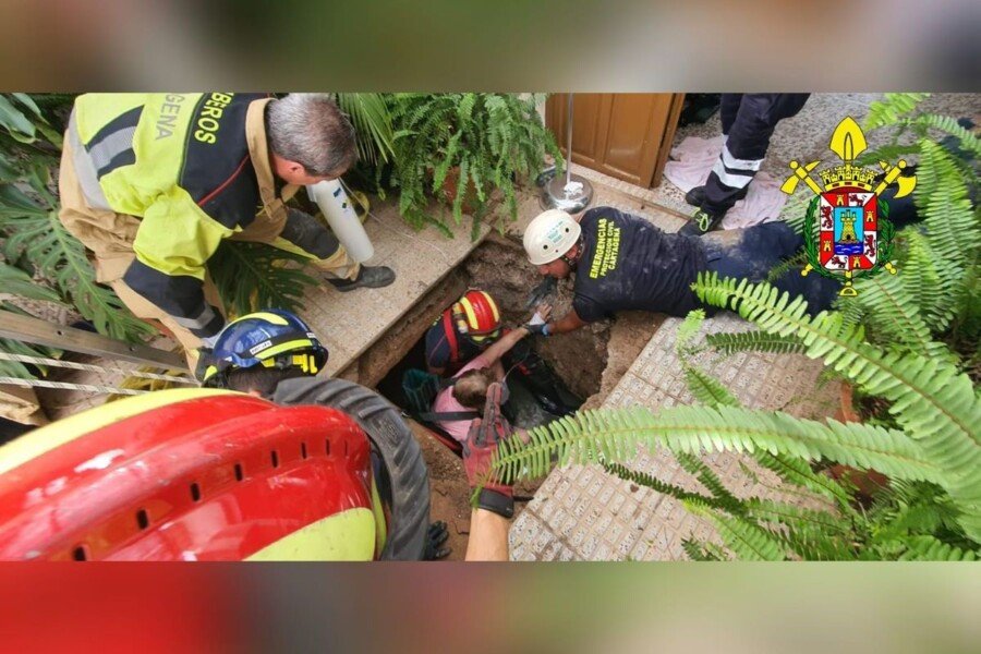 Bomberos de Cartagena rescatan a una mujer de una fosa séptica en Cuesta Blanca