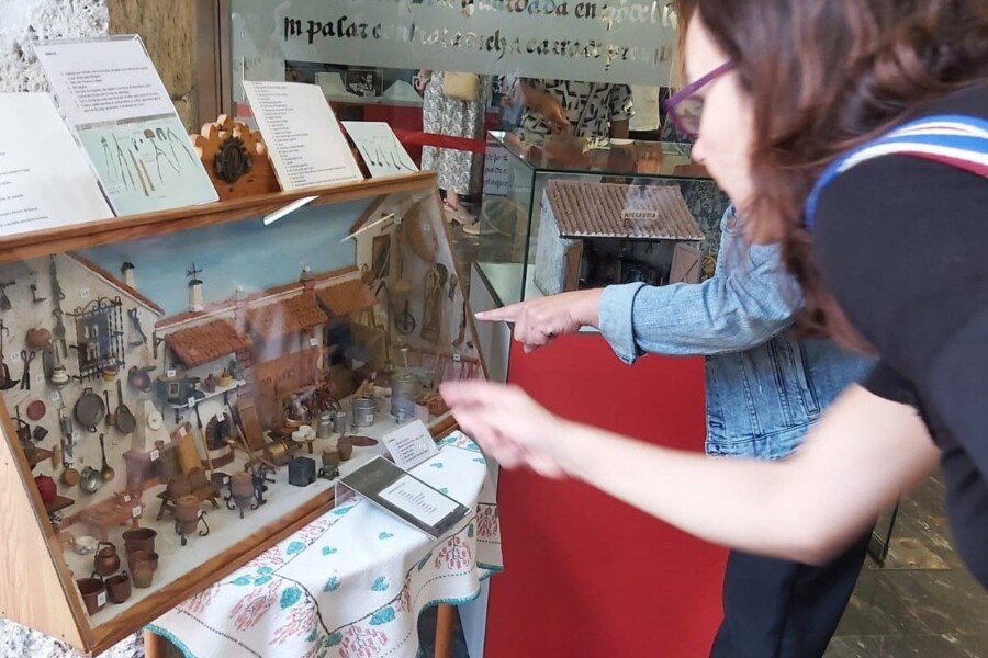 La exposición ‘El campo de Cartagena en miniatura por Antonio Madrid López’ visibiliza el papel de la mujer en el ámbito rural