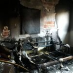 Bomberos rescatan con vida a una anciana atrapada en un incendio de una vivienda en Pozo Estrecho