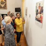 Una exposición fotográfica realiza un recorrido por los 25 años del proyecto ‘La gota de leche’