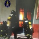 Efectivos de Bomberos rescatan a un hombre del incendio en el kebab de la Plaza del Risueño