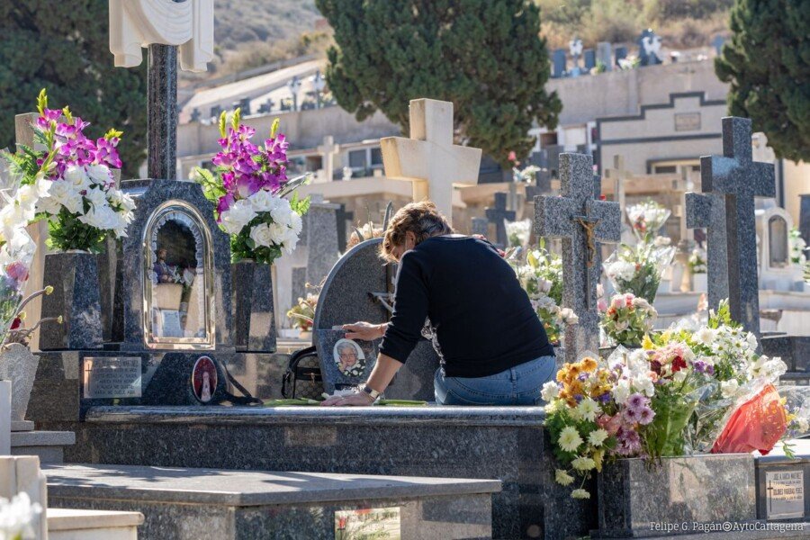 Los cartageneros se preparan para honrar a sus difuntos en el Día de Todos los Santos