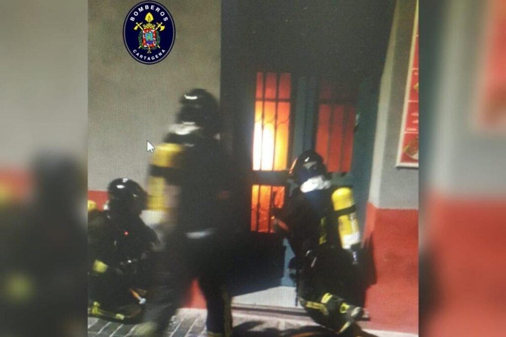 Efectivos de Bomberos rescatan a un hombre del incendio en el kebab de la Plaza de Risueño