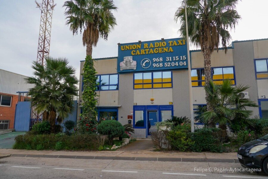 El Gobierno municipal concede 12.000 euros a Radiotaxi Cartagena para la instalación de placas solares en su sede de Cabezo Beaza