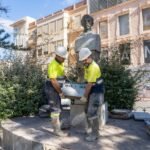 Desmontado el busto de Villamartín en la plaza de la Merced para su restauración