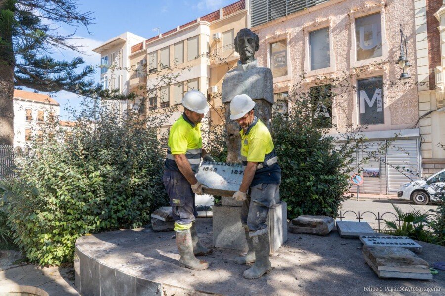 Desmontado el busto de Villamartín en la plaza de la Merced para su restauración Desmontado el busto de Villamartín en la plaza de la Merced para su restauración