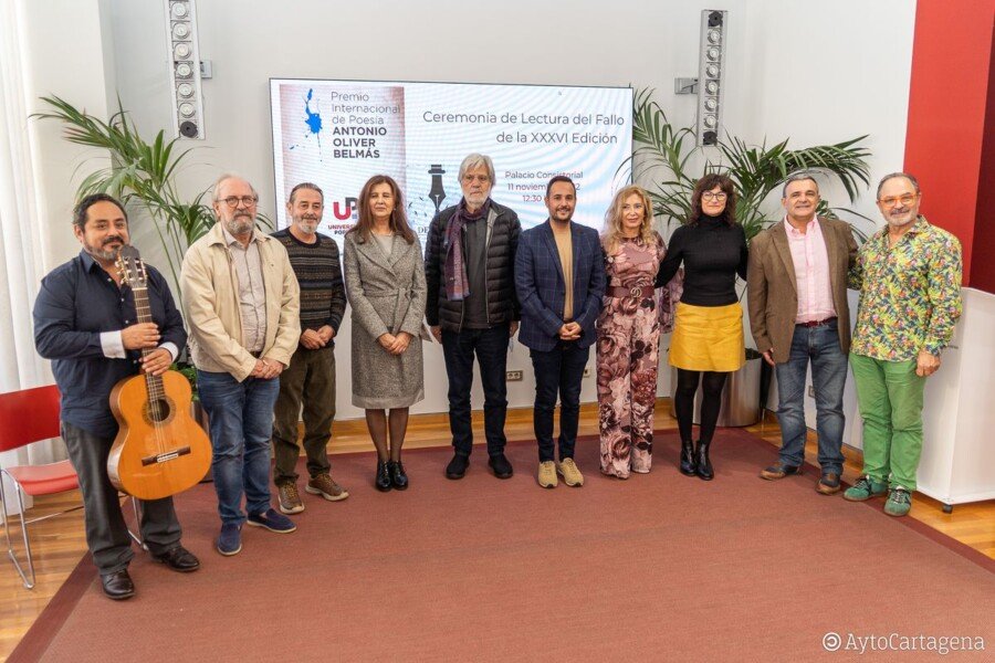 ‘Madre materia’ de María Montserrat Ayuso gana en Premio Internacional de Poesía Antonio Oliver