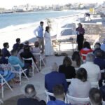 La alcaldesa oficia la primera boda en la playa tras aprobar la ordenanza