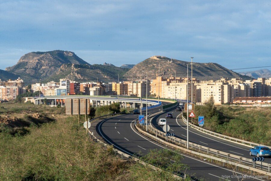 La nueva iluminación de la autovía da la bienvenida a los cartageneros que vuelven por Navidad La nueva iluminación de la autovía da la bienvenida a los cartageneros que vuelven por Navidad