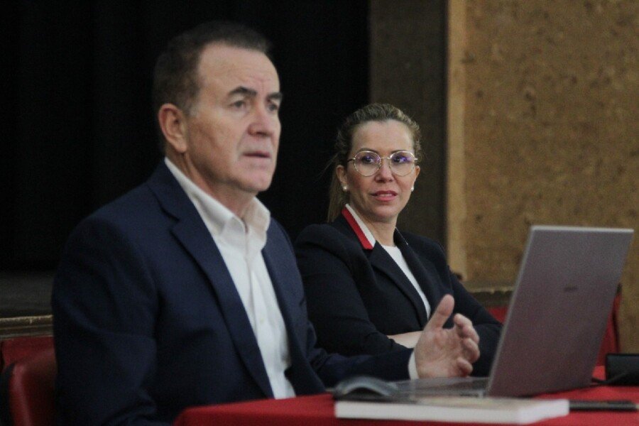 El historiador Francisco Velasco presenta su libro ‘El enemigo viene por el mar’