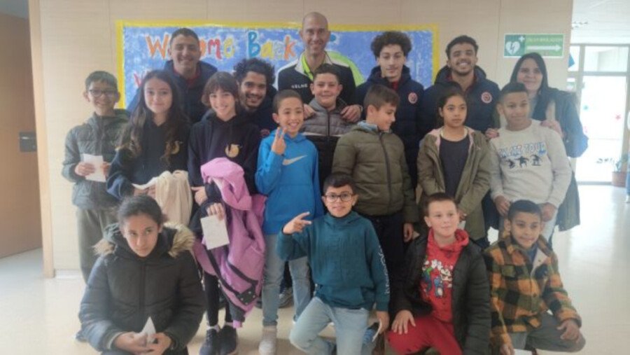 La ‘gira por los coles’ del Jimbee CT llega a las aulas del CEIP Félix Rodríguez de la Fuente de los Nietos