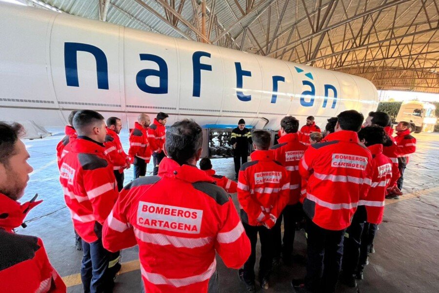 Los alumnos de la academia bomberos visitan las instalaciones de Naftran