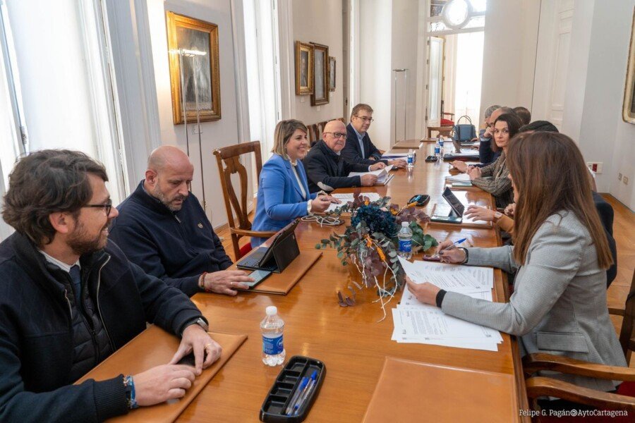 El Gobierno municipal aprueba que la Junta de Cofradías gestione las sillas de Semana Santa