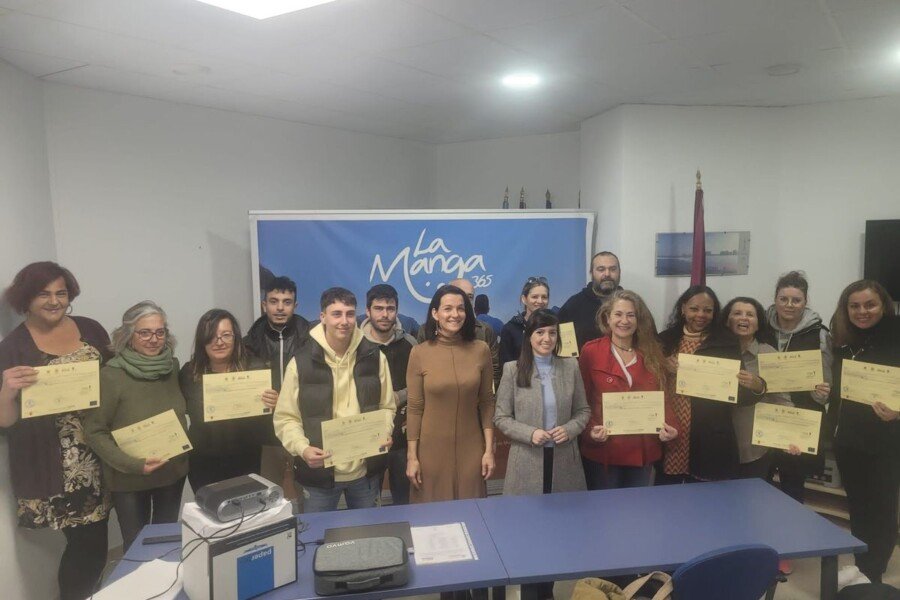 Los participantes en el curso de ‘Auxiliar de Cocina’ llevado a cabo por la ADLE en La Manga reciben sus diplomas Los participantes en el curso de ‘Auxiliar de Cocina’ llevado a cabo por la ADLE en La Manga reciben sus diplomas