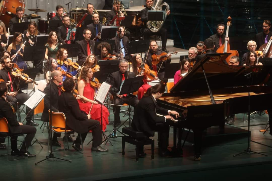 Ovación del público en el XXV Concierto Extraordinario de Entre Cuerdas y Metales