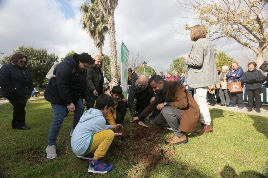 La Concejalía de Igualdad colabora con Afammer en la plantación de encinas para honrar a las mujeres rurales