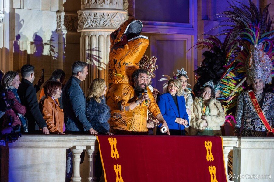 Los versos del Sevilla a la ‘bella villa de Cartagena’ abren las fiestas de Carnaval más multitudinarias Los versos del Sevilla a la ‘bella villa de Cartagena’ abren las fiestas de Carnaval más multitudinarias