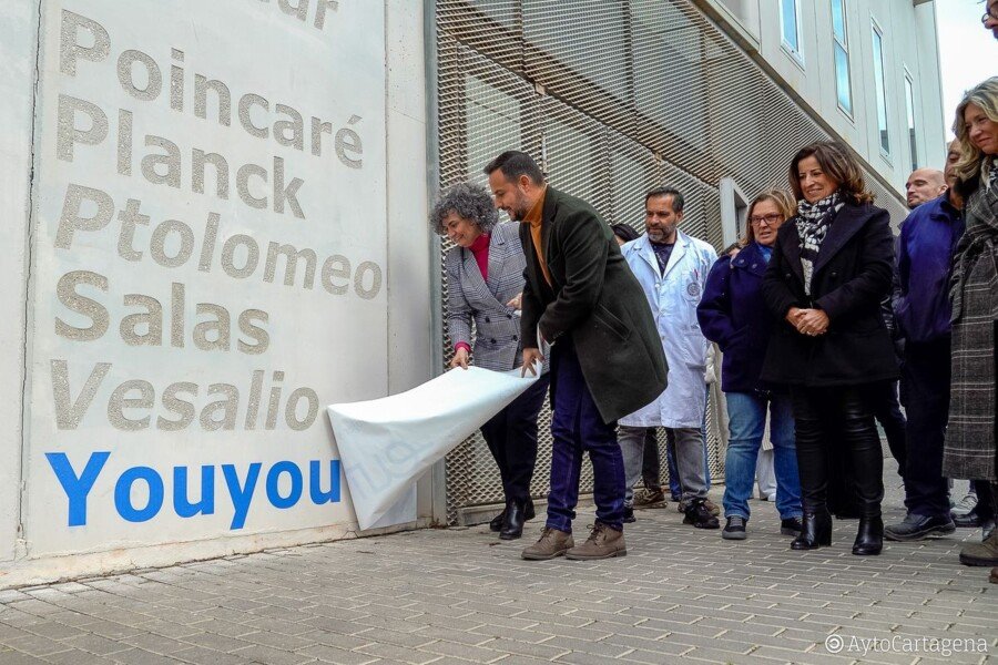 La Nobel de Medicina y Fisiología Tu Youyou ya luce en la fachada del edificio de I+D+i de la UPCT