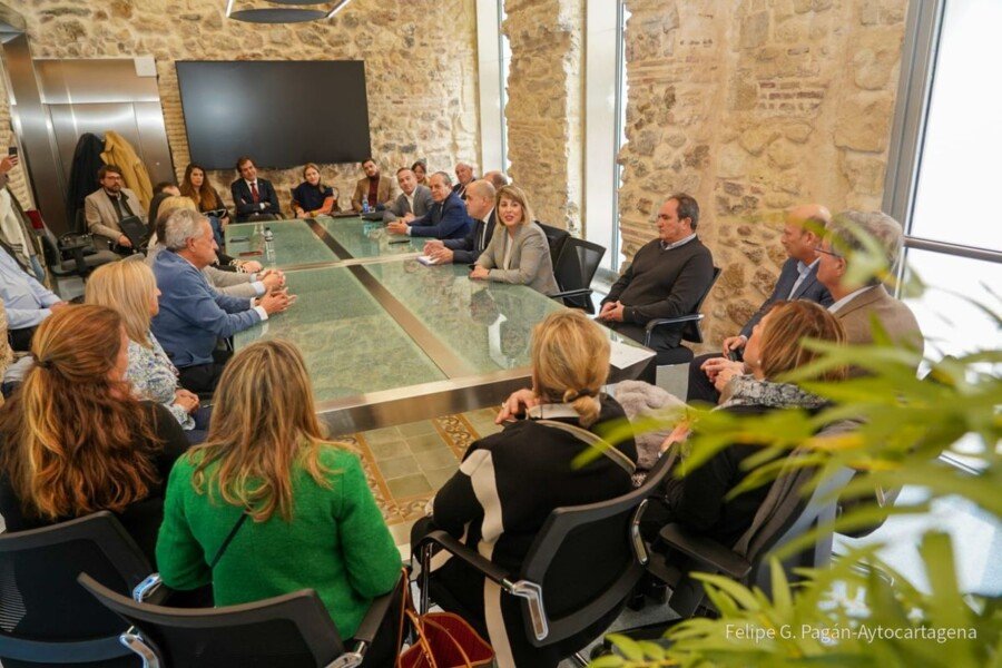 La alcaldesa defiende ante los empresarios que ‘Cartagena puede liderar el impulso a la industria de la Defensa que necesita España’