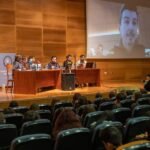 Daniel Hernández Chambers comparte impresiones con jóvenes de más de 20 centros educativos en un encuentro del Premio Hache