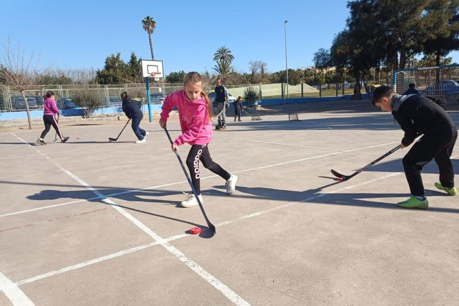 El CEIP Vicente Ros disfruta de una jornada de hockey en línea con el C. H. Cartagena a través del programa ADE El CEIP Vicente Ros disfruta de una jornada de hockey en línea con el C. H. Cartagena a través del programa ADE