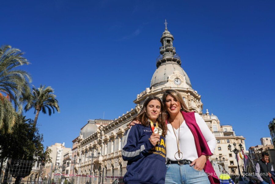 La alcaldesa ha recibido a la atleta Eva Ibarra, oro y récord regional en los 60 metros lisos del Nacional sub-20 La alcaldesa ha recibido a la atleta Eva Ibarra, oro y récord regional en los 60 metros lisos del Nacional sub-20