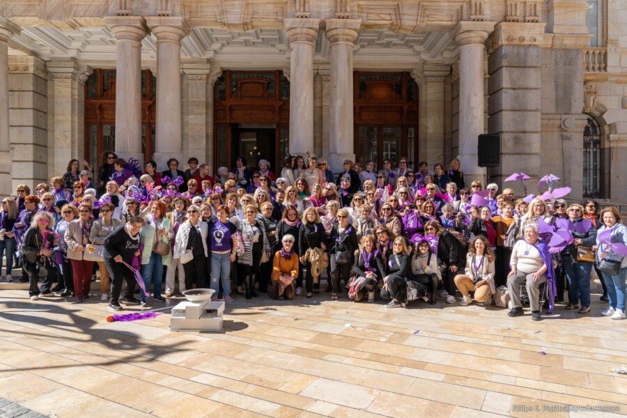 Las mujeres de Cartagena sacan sus alas para conmemorar el 8 de Marzo