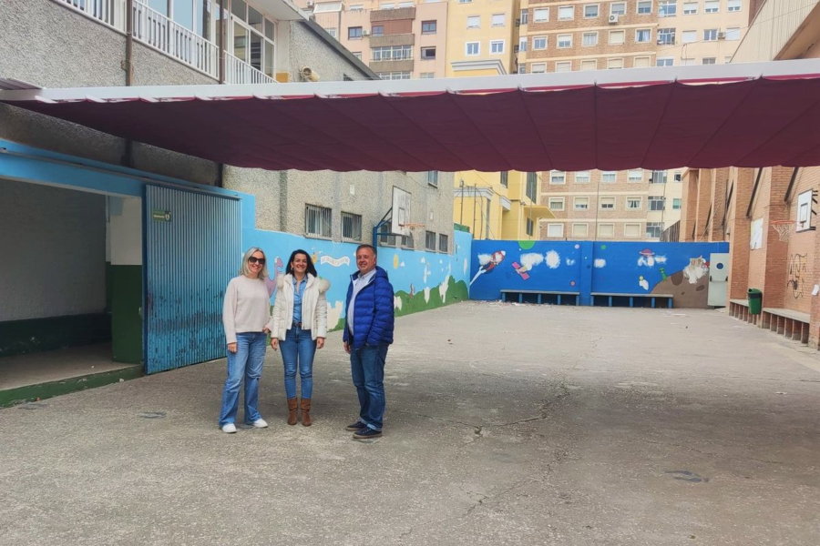 Los colegios comienzan a instalar los elementos de sombra del programa municipal de Eficiencia Climática