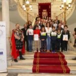 Educación entrega los distintivos a los colegios embajadores de las fiestas de Carthagineses y Romanos