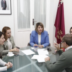 La alcaldesa promoverá en el pleno una moción de apoyo a los usuarios del tren Murcia-Cartagena, que recogen firmas para mejorar el servicio