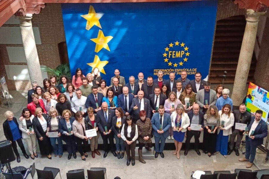 La Concejalía de Educación recibe el premio de la FEMP por su proyecto Brújula para prevención del absentismo escolar La Concejalía de Educación recibe el premio de la FEMP por su proyecto Brújula para prevención del absentismo escolar