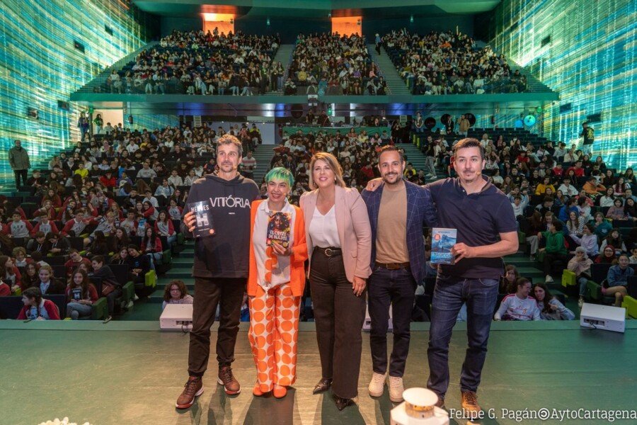 Más de 1.200 alumnos comparten sus lecturas con los autores finalistas del Premio Hache 2023, en una edición de participación récord Más de 1.200 alumnos comparten sus lecturas con los autores finalistas del Premio Hache 2023, en una edición de participación récord