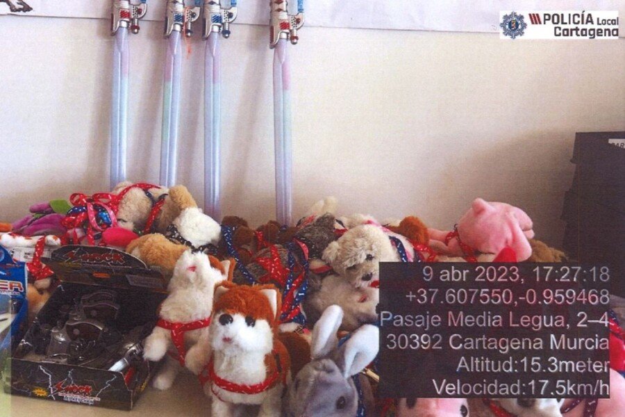 La Policía Local de Cartagena decomisa peluches por peligro de asfixia en menores en mercadillos ambulantes