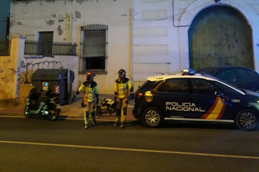 Los bomberos rescatan a un accidentado que había accedido a un edificio abandonado en Los Barreros Los bomberos rescatan a un accidentado que había accedido a un edificio abandonado en Los Barreros