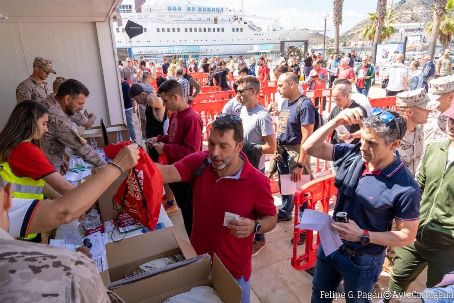 Cientos de corredores recogen sus dorsales para participar en la Ruta de las Fortalezas Cientos de corredores recogen sus dorsales para participar en la Ruta de las Fortalezas