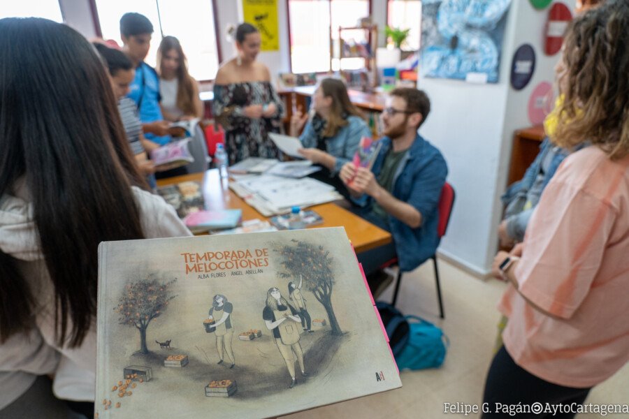 Alba Flores y Ángel Abellán presentan de ‘Temporada de Melocotones’, la obra regional invitada del Premio Mandarache 2023, en centros educativos de Cartagena Alba Flores y Ángel Abellán presentan de ‘Temporada de Melocotones’, la obra regional invitada del Premio Mandarache 2023, en centros educativos de Cartagena