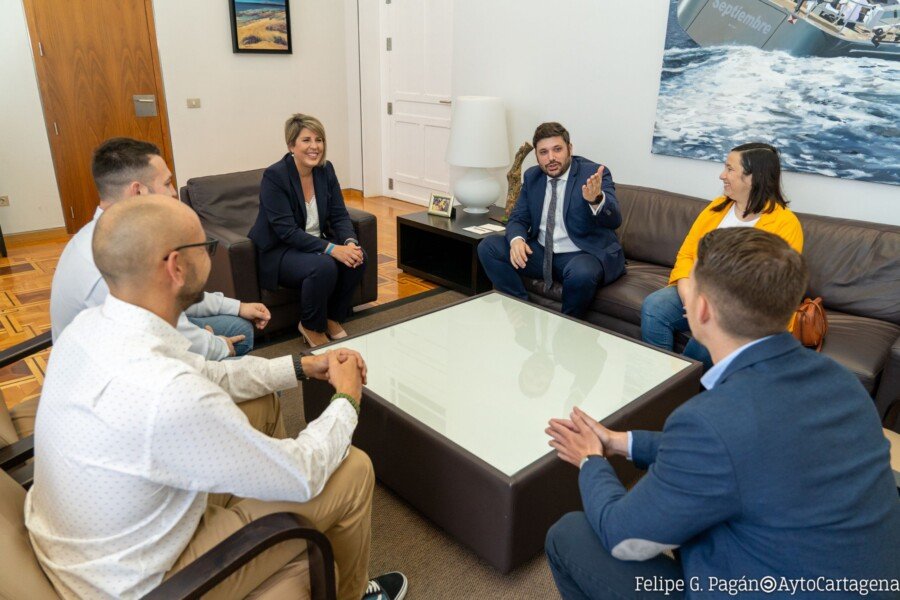 La alcaldesa recibe a la nueva directiva de los Jóvenes Empresarios de Cartagena La alcaldesa recibe a la nueva directiva de los Jóvenes Empresarios de Cartagena