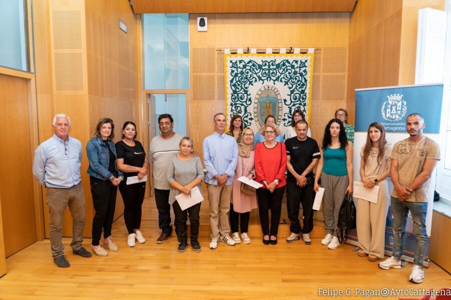 Seis familias firman los contratos de alquiler de viviendas sociales municipales