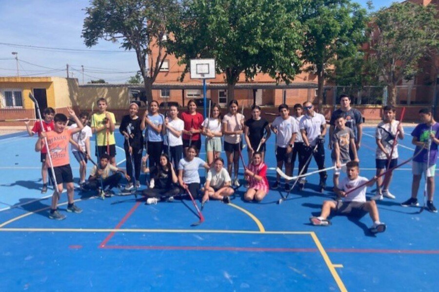 El colegio San Isidoro de El Algar recibe la visita del Club Hockey Cartagena con el Programa ADE