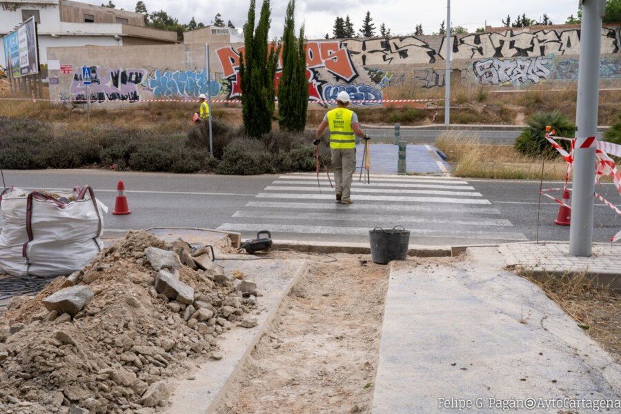 Comienza la construcción de una acera en Víctor Beltrí