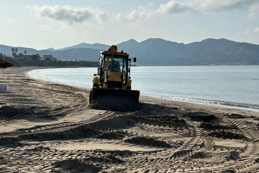 El Ayuntamiento trabaja en las playas de Cartagena para reparar los daños causados por las lluvias El Ayuntamiento trabaja en las playas de Cartagena para reparar los daños causados por las lluvias