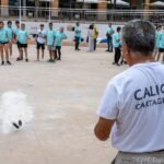 Estudiantes de Tentegorra, Barrio Peral y Los Dolores juegan al caliche en la plaza Juan XXIII de Cartagena Estudiantes de Tentegorra, Barrio Peral y Los Dolores juegan al caliche en la plaza Juan XXIII de Cartagena