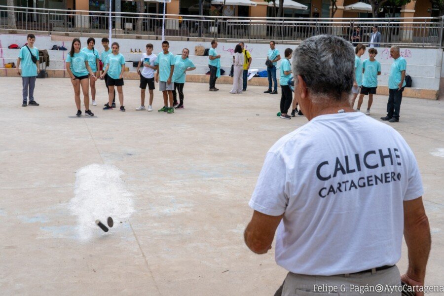 Estudiantes de Tentegorra, Barrio Peral y Los Dolores juegan al caliche en la plaza Juan XXIII de Cartagena